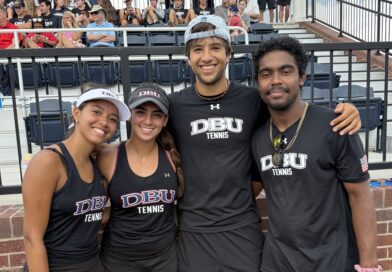 Entre firmas, venezolanos hacen campaña para evitar cancelación del programa de tenis de su universidad
